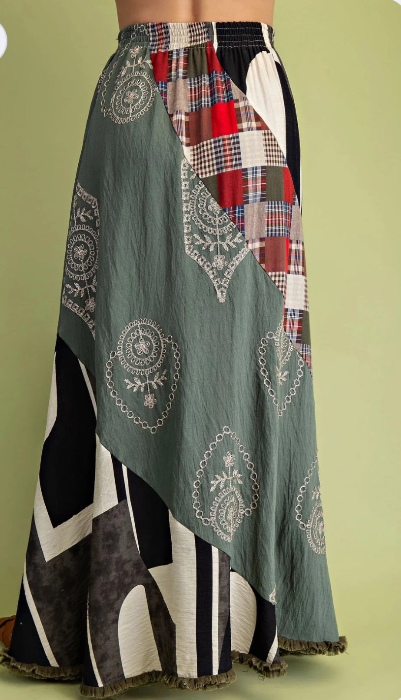 Mixed Print Maxi Skirt with an Elastic Waist and a Frayed Hem