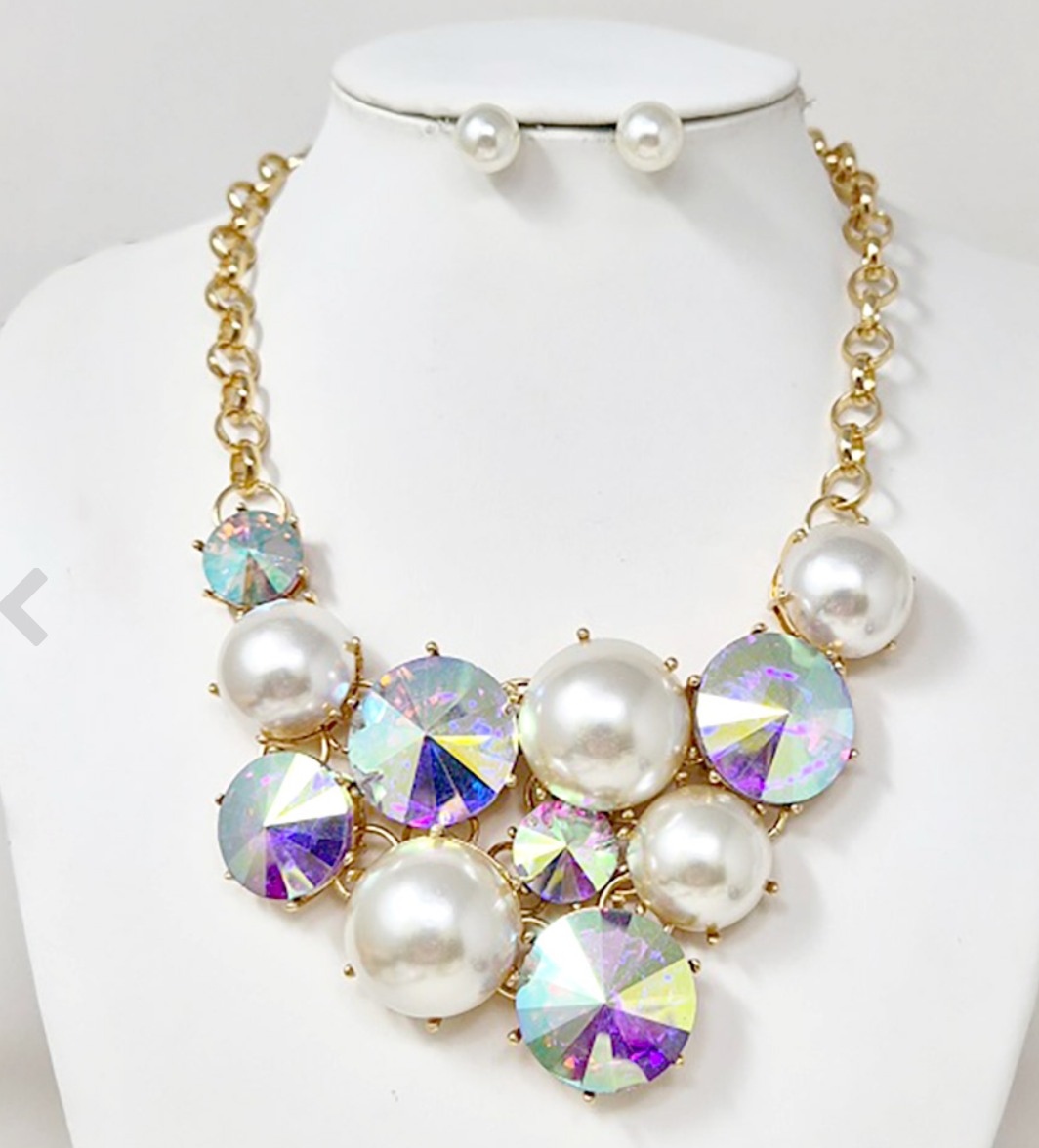 Pearl Gemstone Embellished Statement Necklace_Gold AB